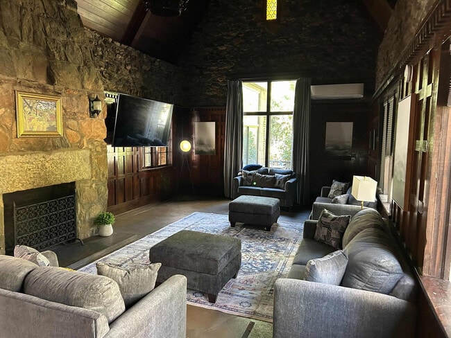 Building Photo - 1414 Dinglewood Dr