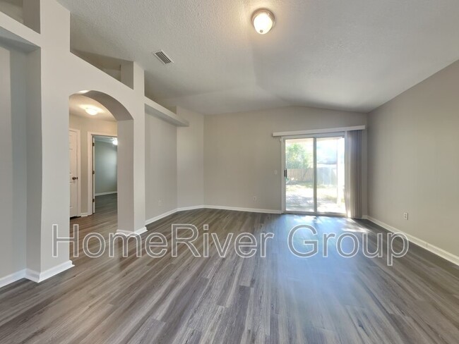 Foto del edificio - 5526 Oak Crossing Dr