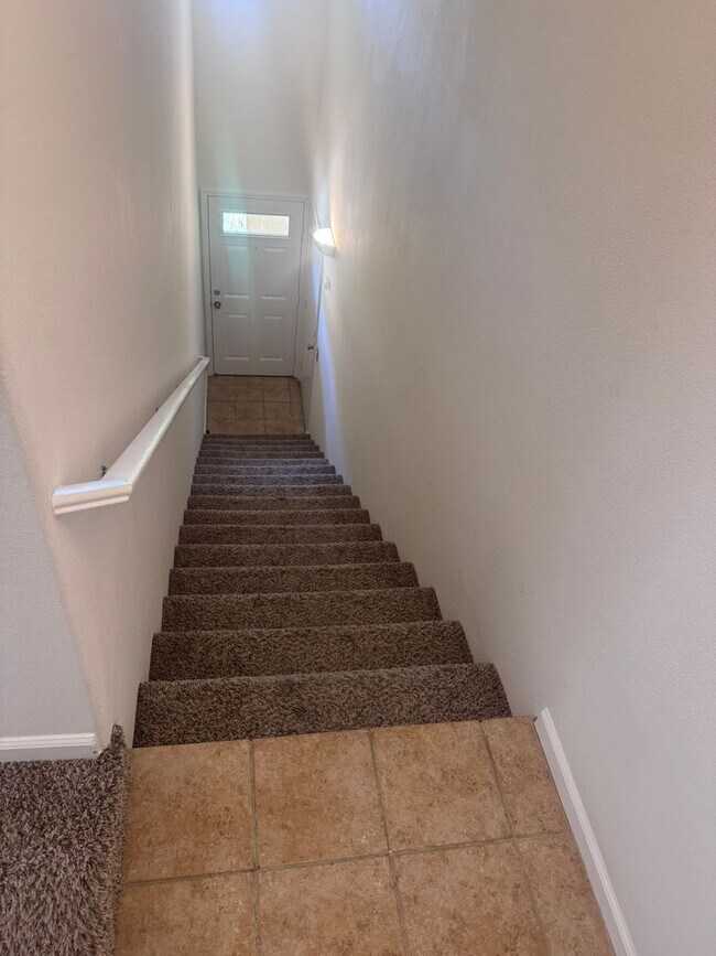 Building Photo - 2 Bedroom 2 Bathroom Condo With A Large Loft