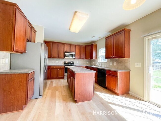 Foto del edificio - 4BR 2.5BA w/ 2 CAR and Bonus!  Community P...