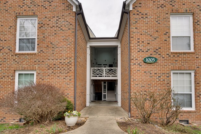 Building Photo - 1005 Kingswood Dr