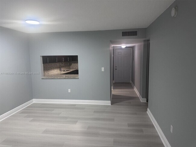 Foto del edificio - 10000 NW 80th Ct