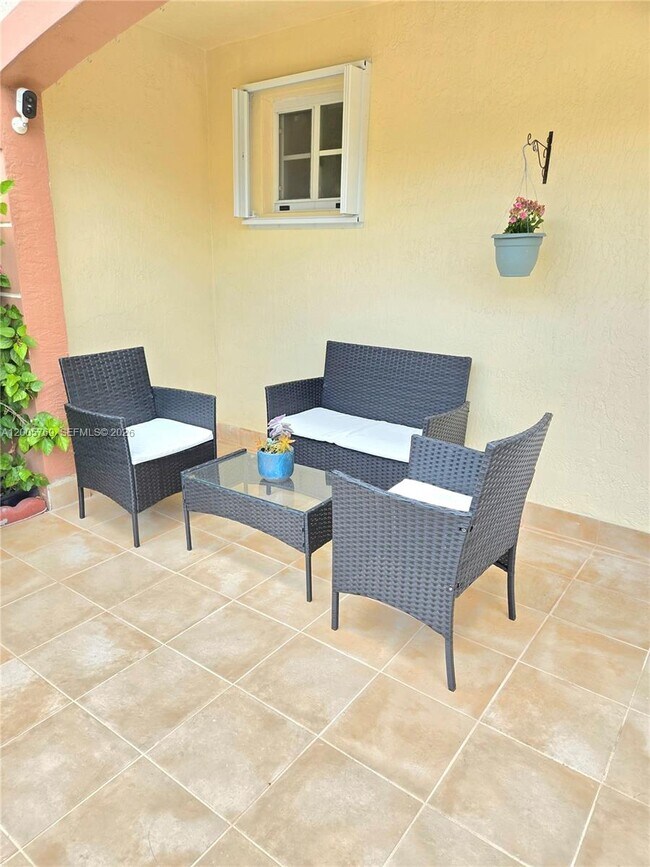 Foto del edificio - 6755 NW 182nd St