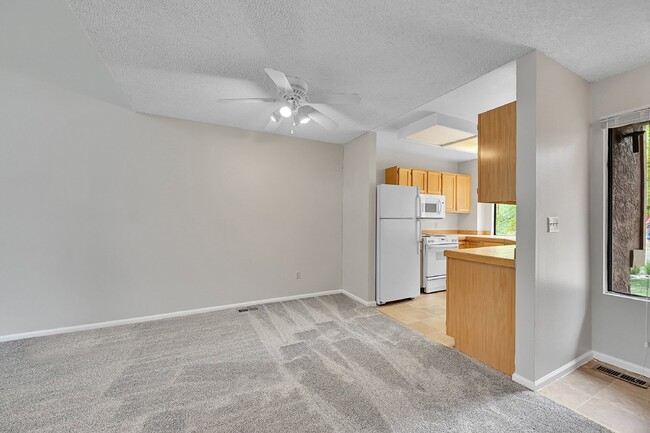 Building Photo - $1,850.00, 2 bed, 2 bath, located in Color...