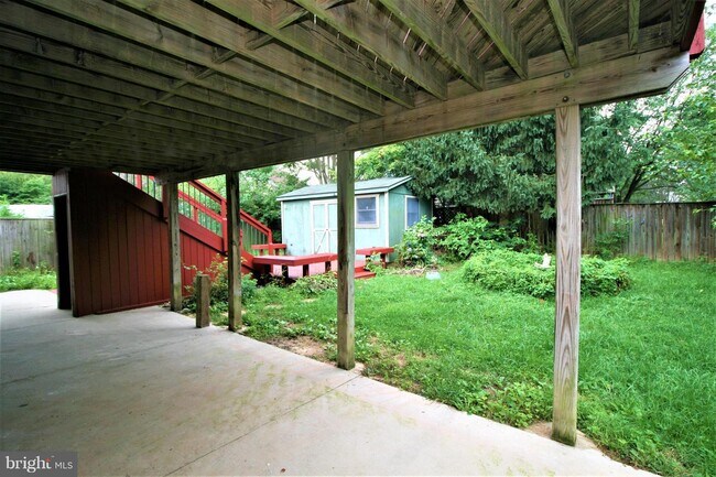 Building Photo - 219 Thames Dr