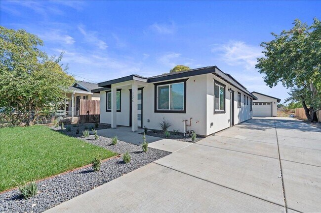 Foto del edificio - 4BR Home on 0.35-Acre Lot | Owned Solar