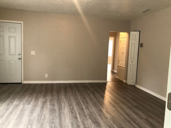 Building Photo - 294 Roosevelt Dr