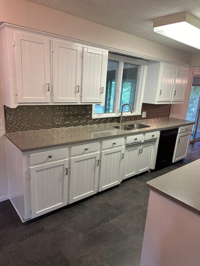 Foto del edificio - 5805 Woodhill Dr NW