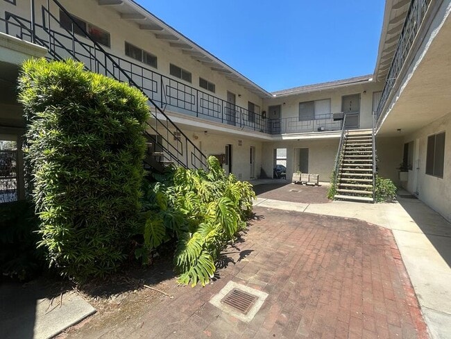 Building Photo - 325 N Glendora Ave
