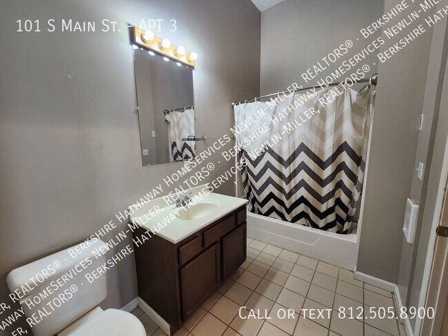 Building Photo - 1 Bedroom Upper Apartment Downtown Clinton