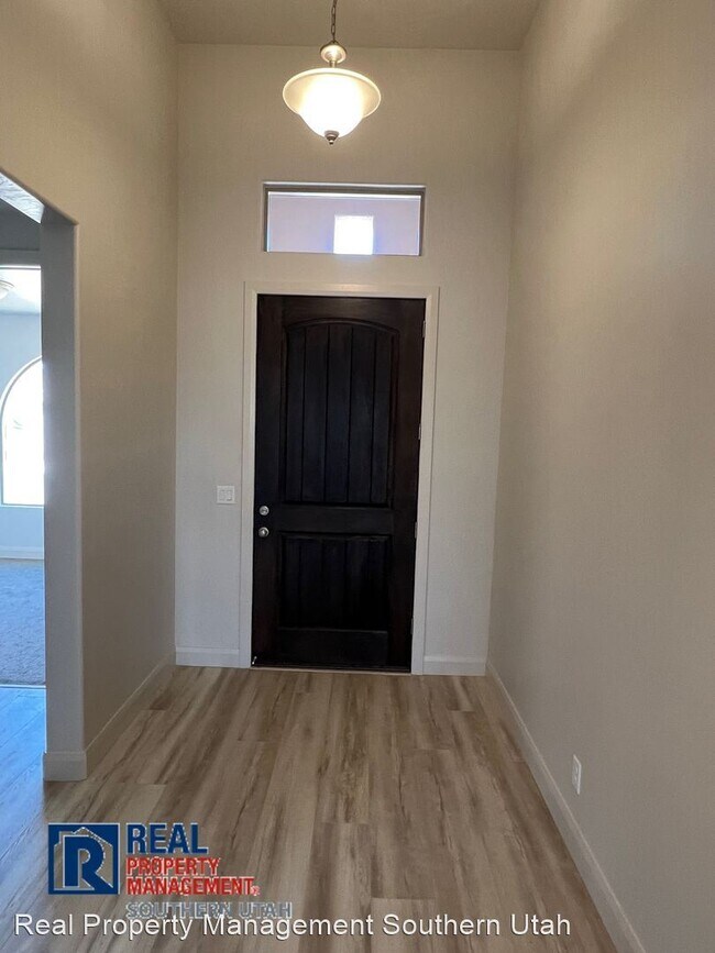 Building Photo - 3 br, 2.5 bath House - 31 W Camimo Oso Dr