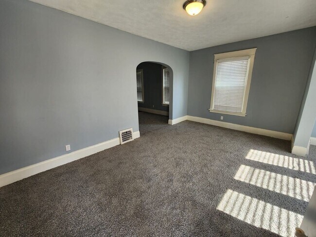 Building Photo - 2 br, 1 bath House - 754 E 8th St