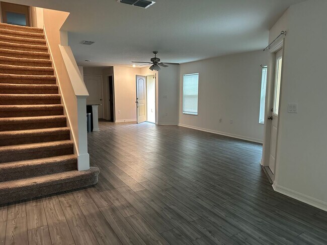 Foto del edificio - 3BR Townhome in Tavares with Open Floor Plan & Community Playground