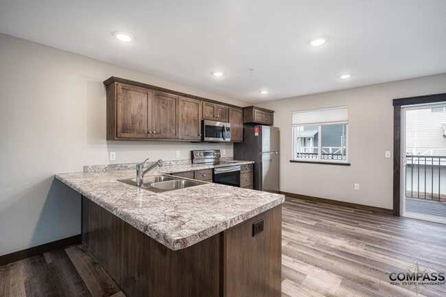 Building Photo - SPACIOUS AND MODERN TOWNHOME