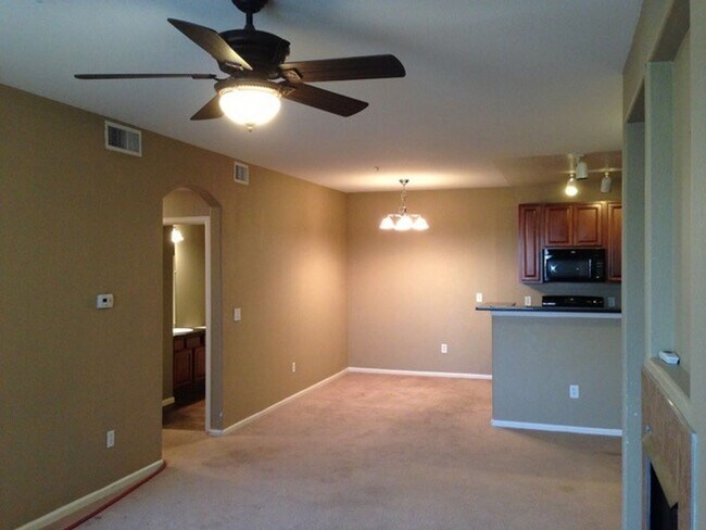 Foto del edificio - Highly Desirable 2 bedroom, 2 bath Condo i...