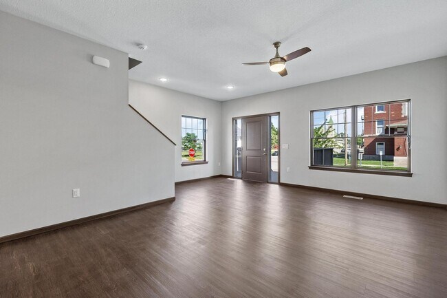 Foto del edificio - End Unit Townhome Just Blocks Away From Do...