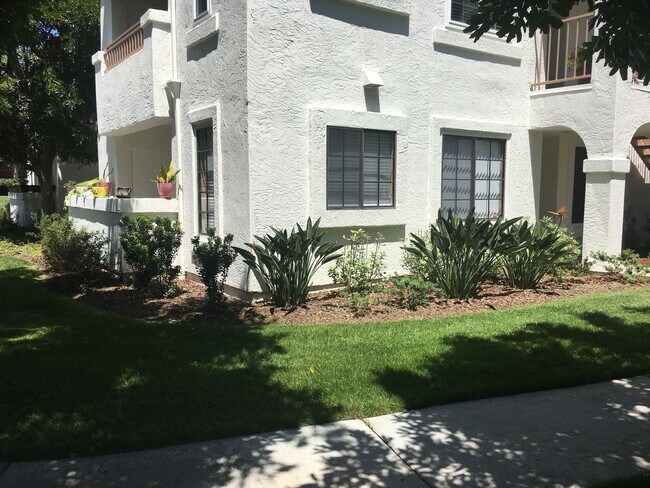 Building Photo - Cute and Cozy 2Br/2Ba first floor condo in...