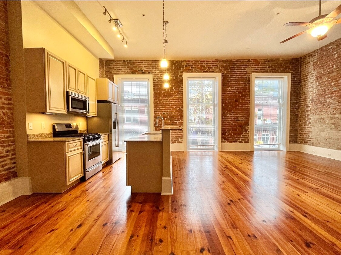Primary Photo - 800 St Charles Ave