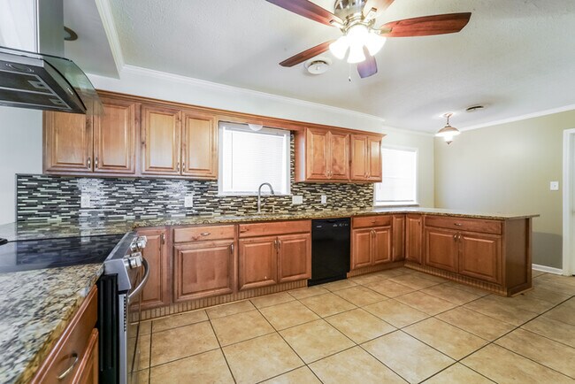 Foto del edificio - Spacious 3 Bedroom Brick Home in Clinton