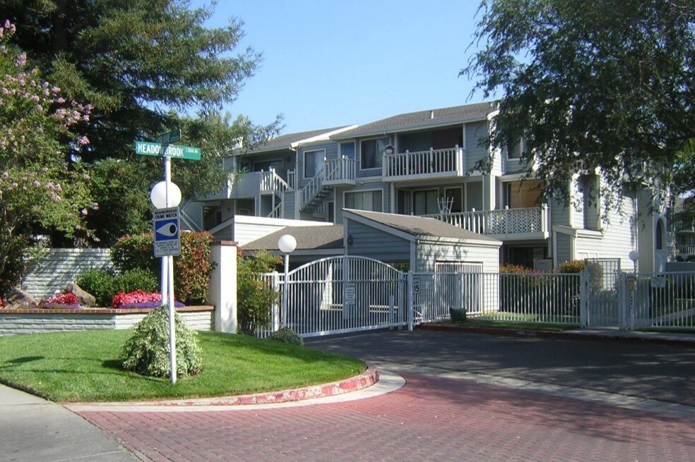 Gated Entrance - 37200 Meadowbrook Common