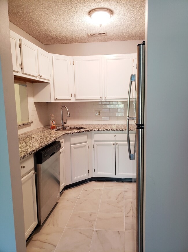 Kitchen - 4810 Aberdeen Dr