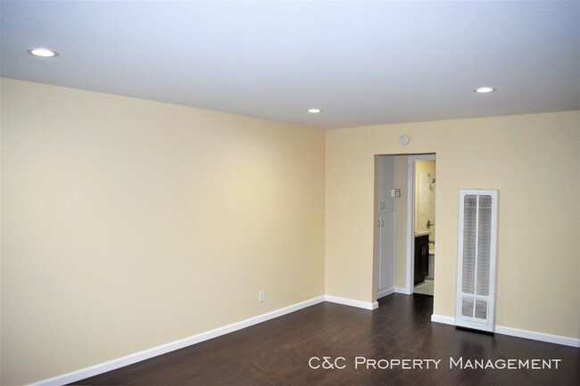 Building Photo - 203 Superior Dr