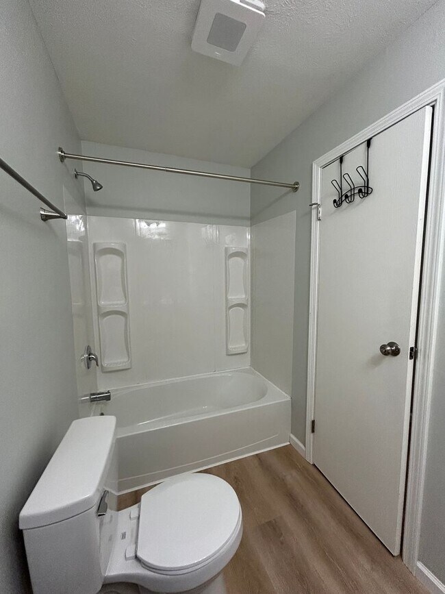 Foto del edificio - 926/928 Sprucewood Ln