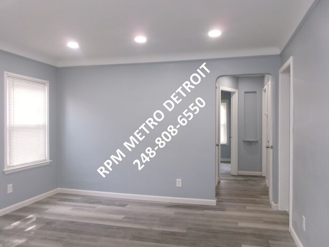 Foto del edificio - Update 3-Bedroom Bungalow in Harper Woods.