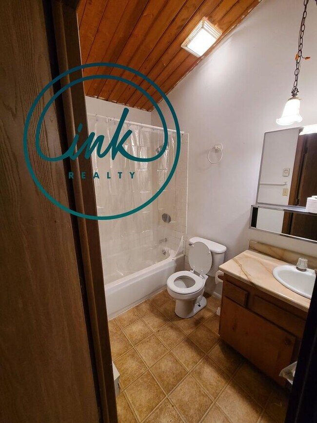 Building Photo - 2 bed 1 Bath Duplex Unit $1,100 a month