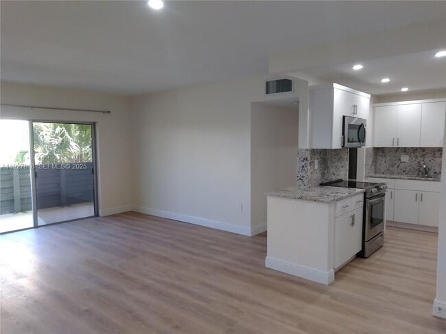 Foto del edificio - 8325 SW 72nd Ave