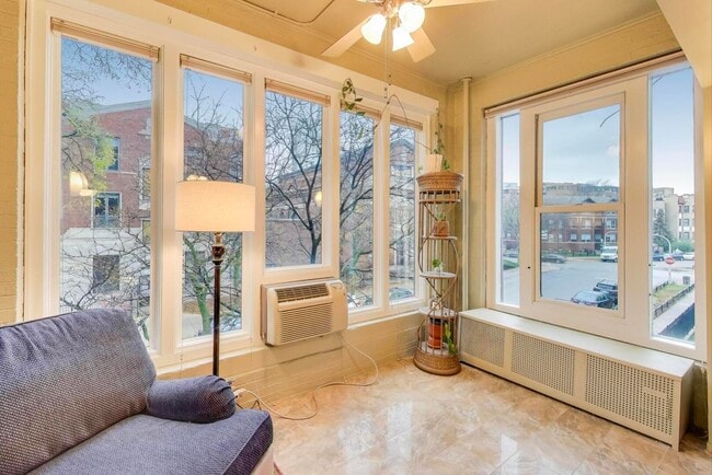 Foto del edificio - 3755 N Pine Grove Ave