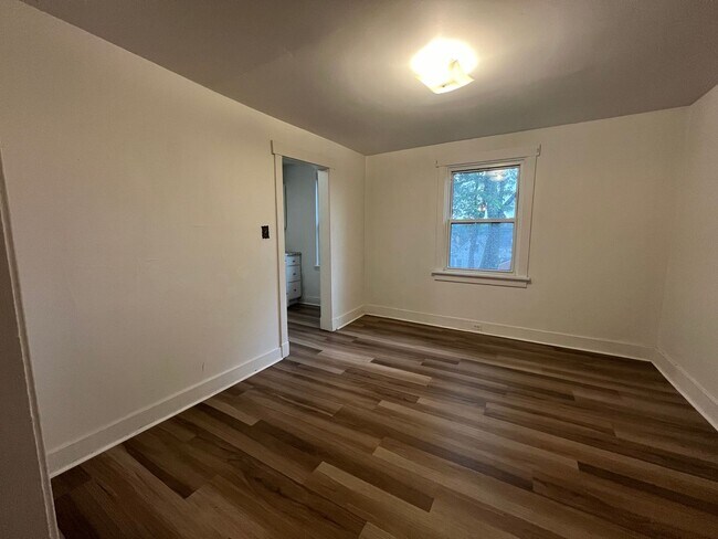 Foto del edificio - Available August 1, 2026; Lease will end July 27, 2027