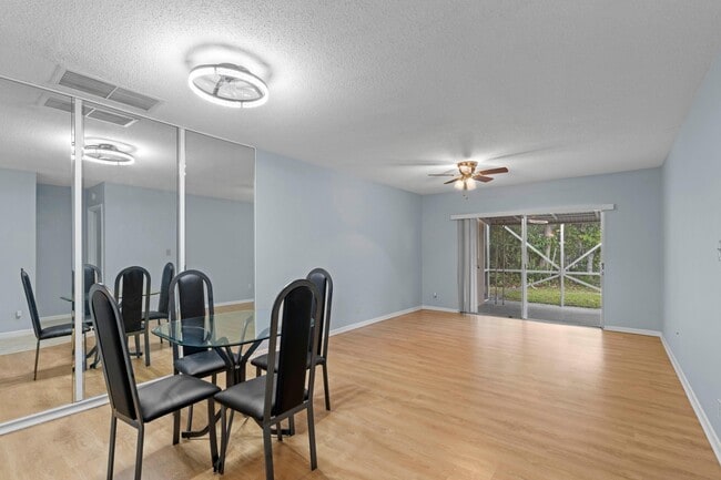 Building Photo - 8555 Bella Vista Dr