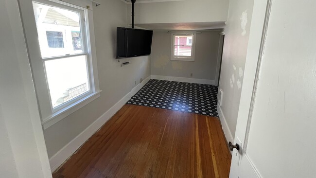 Building Photo - 759 NW Tyler Ave
