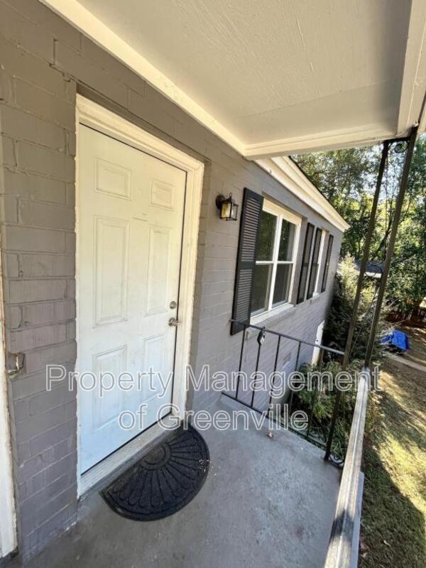 Building Photo - 326 Loop St