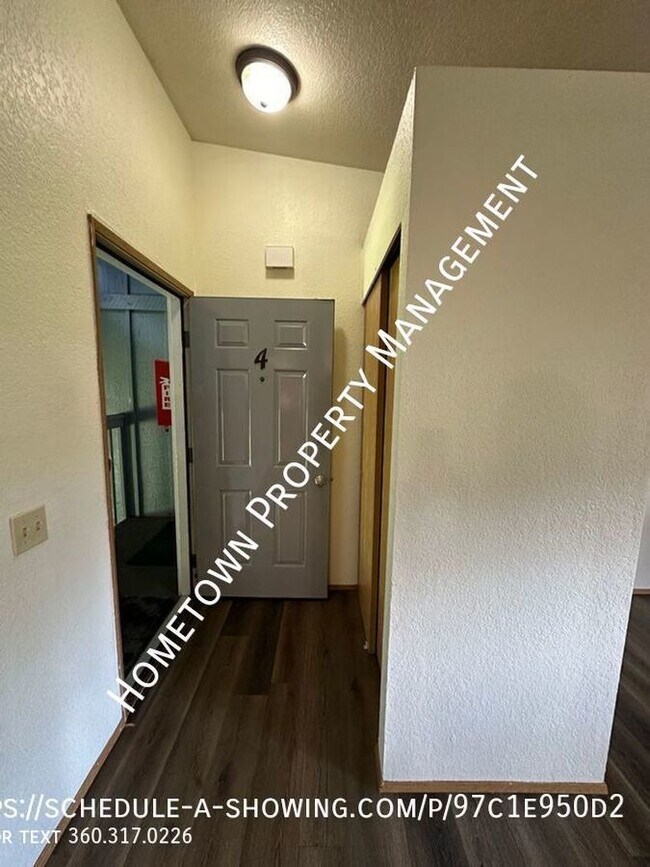 Foto del edificio - Two Bedroom 1 Bath Upstairs Apartment in L...