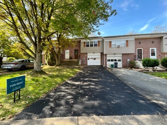 Primary Photo - 133 Pickwick Pl