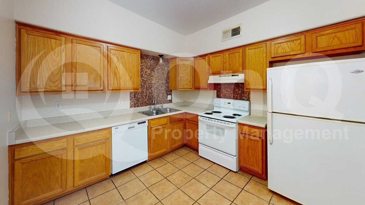 Primary Photo - 4009 N Stone Ave