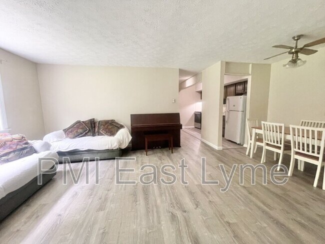 Foto del edificio - 73 Horse Pond Rd