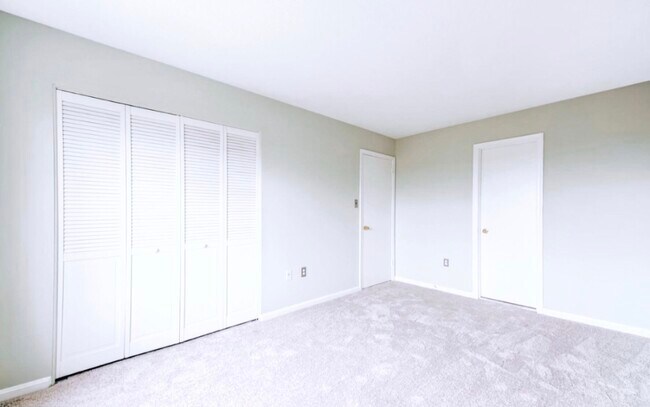 large closet, private ensuite bathroom - 4767 Kandel Ct