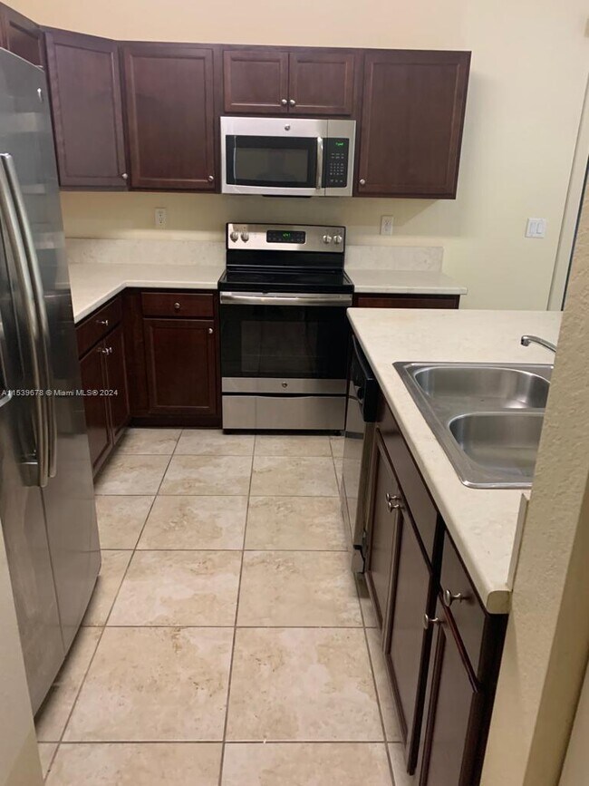 Building Photo - 142 SE 28th Ter