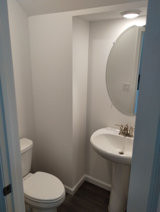Building Photo - Beautiful Townhouse Pet Friendly