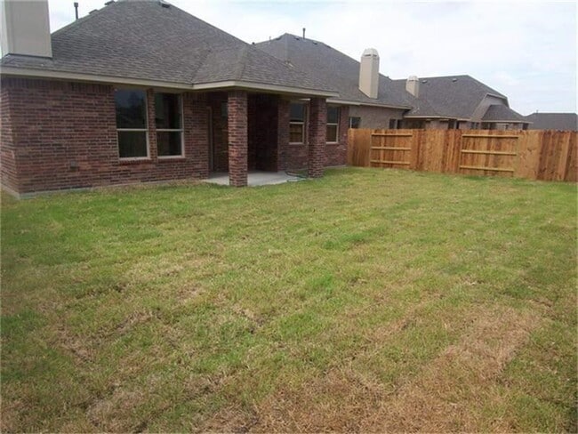 Building Photo - 18907 Cove Pointe Dr