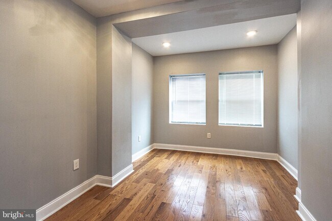 Foto del edificio - 7121 Woodland Ave