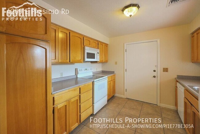 Building Photo - 2 BR 2 BA Central Townhouse