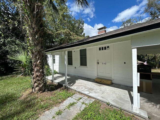 Foto del edificio - Freshly Painted 2x1 with Brand-New Plank Floors