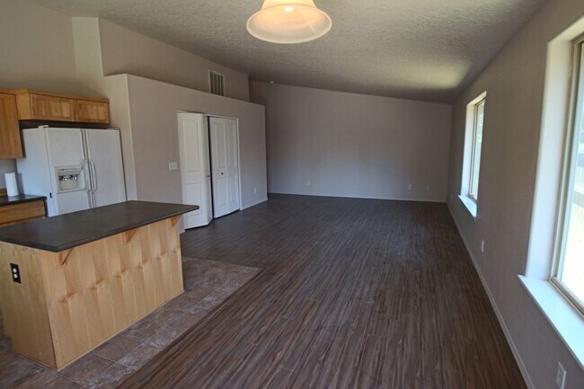 Foto del edificio - $500 OFF First Month Rent | 12 Month Lease | Huntington Meadows