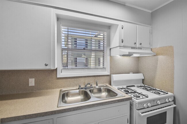 Building Photo - 1511 Broadmoor Dr