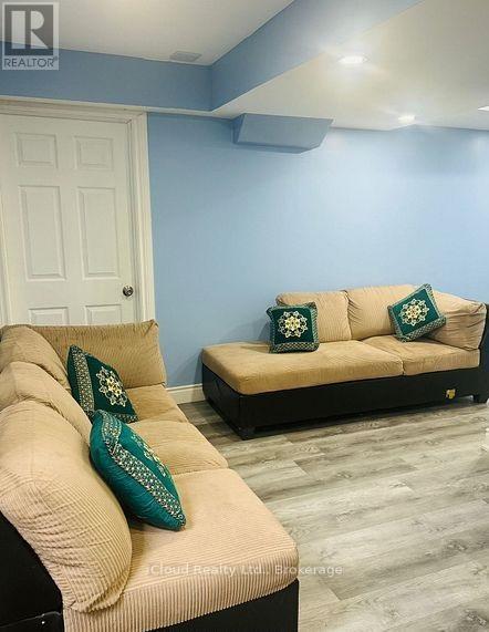 Building Photo - 32 Maple Beach Crescent