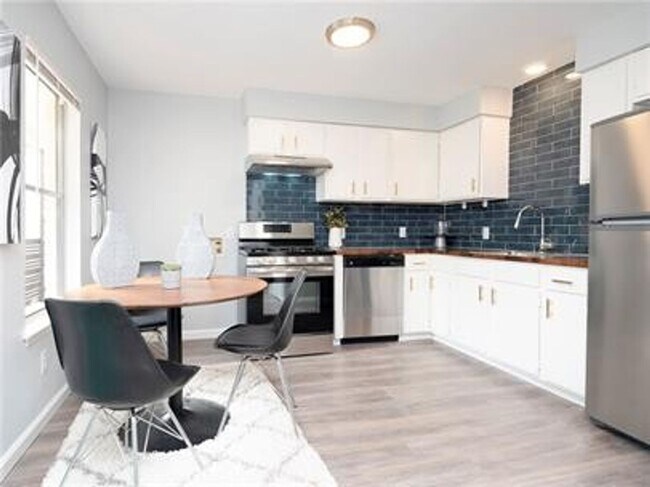 Building Photo - Cozy Duplex in South Austin
